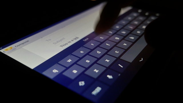 4K Type an Email on a Tablet PC 4349