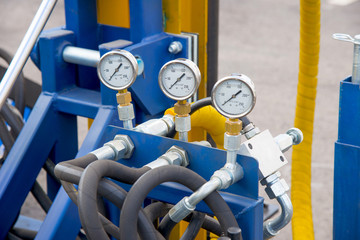 Hydraulic tubes, fittings and manometers on control panel