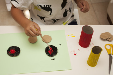 Niño pintando en casa con témperas de colores