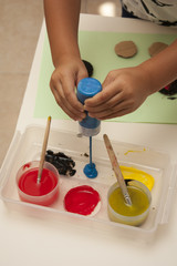 Pinturas infantiles de colores con pincel para manualidades en casa