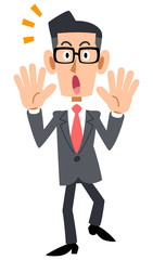 眼鏡をかけたビジネスマンが驚く