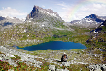 Fototapeta na wymiar Woman enjoy a beautiful mountain lake. Norway