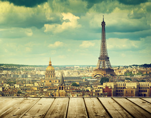 Hintergrund mit Holzdecktisch und Eiffelturm in Paris