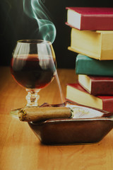 Drink, zapalone cygaro i książki © GieZetStudio