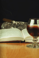 Cygaro drink w kieliszku i książka © GieZetStudio