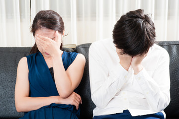 悩みを抱える男女カップル