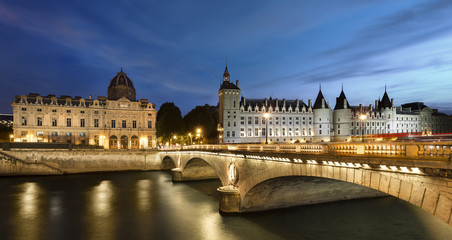 Fototapeta na wymiar Paris et Quai de Seine