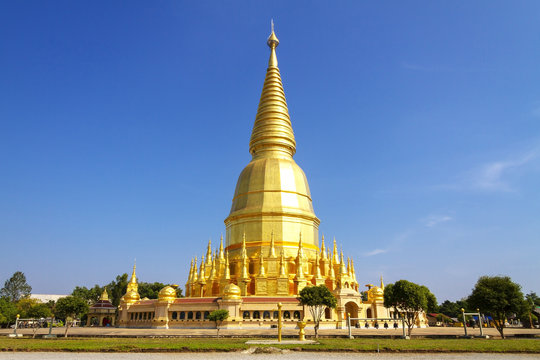 Sculpture golden and pagoda