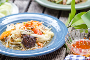 thai spicy papaya salad