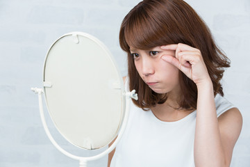 目尻を気にする女性