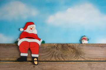 Weihnachtsmann auf einem Holzbrett