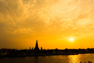 Naklejka premium Silhouette of Wat Arun Temple during sunset