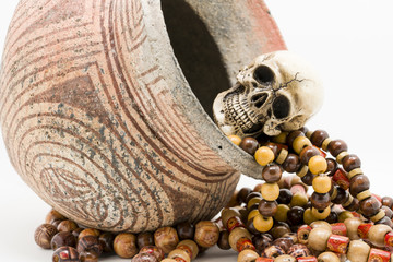 Skull model with Paternoster and pottery