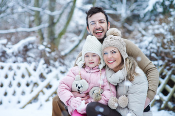 Glückliche Familie zusammen im Schnee