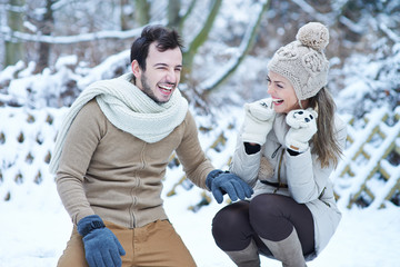 Lachendes Paar draußen im Schnee