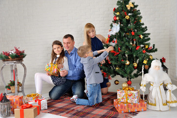 Obraz na płótnie Canvas Happy family decorating Christmas tree