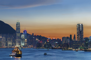 Fototapeta premium Victoria Harbor of Hong Kong under sunset