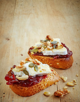bread with jam and brie cheese