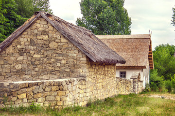 Fototapeta na wymiar Ukrainian stone house under a thatched roof