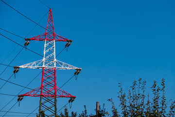 Hochspannungsmast Rot und Wei&szlig;