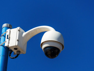 &Uuml;berwachungskamera an einer Mauer