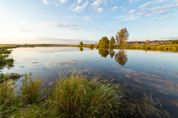 осенний пейзаж на берегу реки 