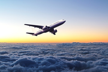 Fototapeta premium Samolot na niebie o wschodzie słońca