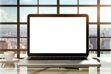 Fototapeta premium Nowoczesny laptop z białym ekranem, makieta