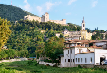 Fototapeta na wymiar Spoleto, La Rocca e il Monteluco dal letto del Torrente Tessino