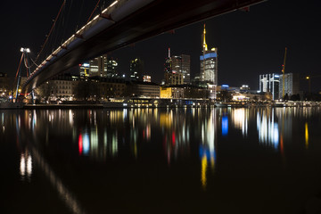 Fototapeta na wymiar Frankfurt mit Hohlbeinsteg und Skyline