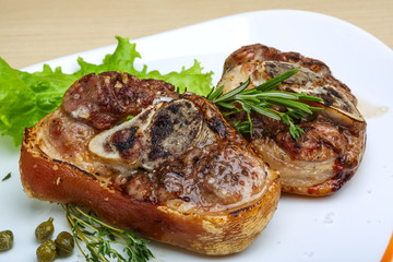 Roasted pork knee