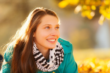 Naklejka premium Beautiful girl lying in autumn leaves