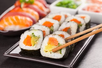 Fotobehang Sushi bar sushi stukjes met stokjes