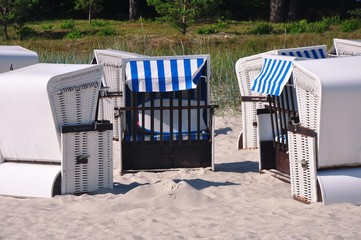 Strandkörbe am Meer