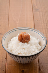 梅干しの乗せてあるご飯
