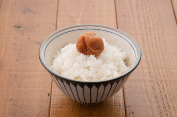 梅干しの乗せてあるご飯