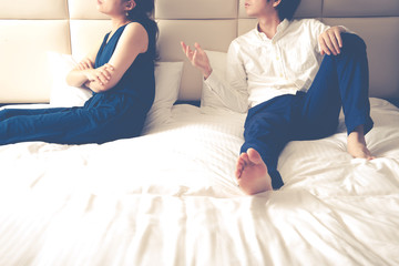 ベッドの上で喧嘩をしている男女カップル