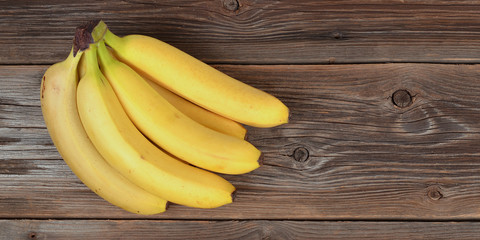 Bananen auf einem Holzbrett © photo 5000