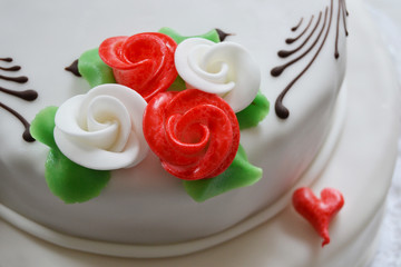 Rosen auf einer Hochzeitstorte