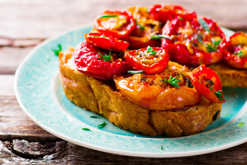 bruschetta with baked tomato