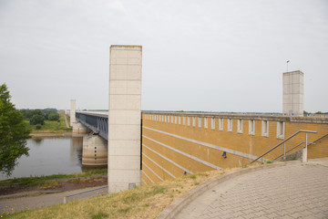 Fototapeta na wymiar Gebäude der Kanalbrücke