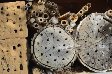 Insektenhotel Holz und Stein