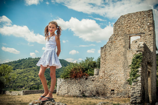 Fillette devant l'ancien ch&acirc;teau fort du Peyruis