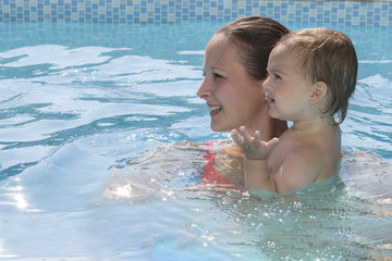 Familie im Pool