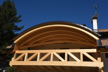 tetto travi trave legno costruzione tetti carpentiere