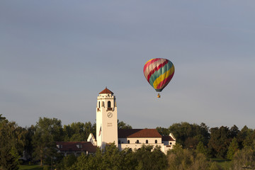 Fototapeta na wymiar Boise Depot and Hot Air Balloon