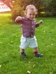 An infant learns to walk.