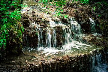 Wasserfall im Wald, wasser biotop