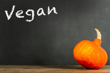 Kürbis vor Blackboard vegan