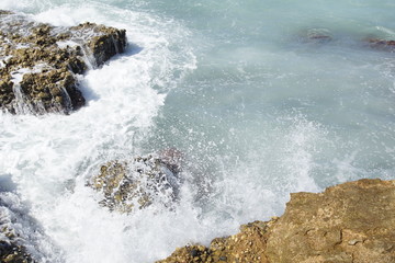 espuma de las olas en las rocas